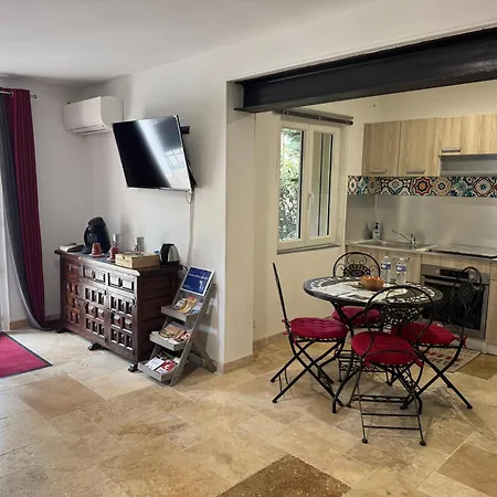 Le D Aurelie Avec Mai-sept En Pleine Campagne Et Proche De Toute Commodite * Roquemaure (Gard)
