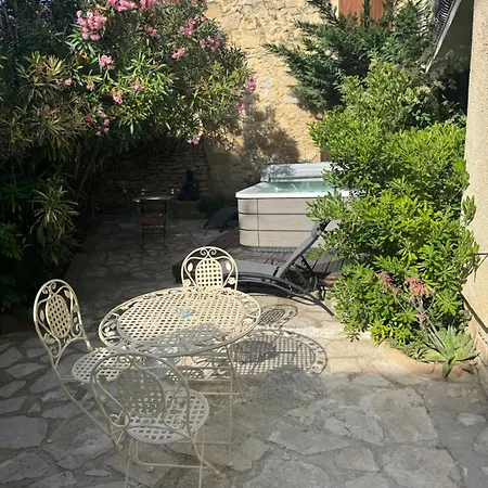 Le D Aurelie Avec Mai-sept En Pleine Campagne Et Proche De Toute Commodite * Roquemaure (Gard)