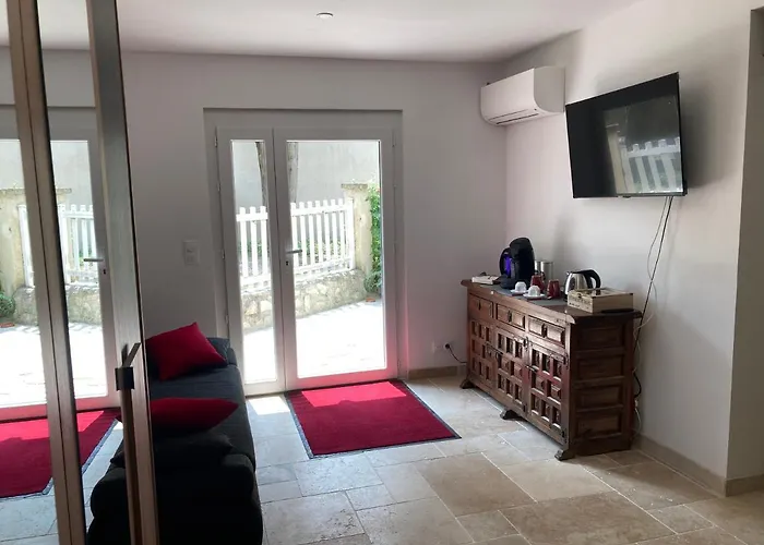 Le D Aurélie Avec été En Pleine Campagne Et Proche De Toute Commodité Roquemaure (Gard)